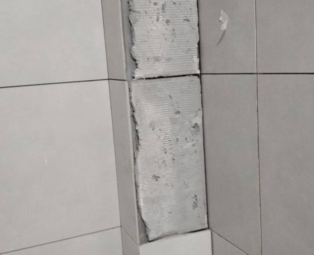 谯城瓷砖空鼓维修公司分享下瓷砖施工前基层浇水润湿程度不足，可能导致以下问题